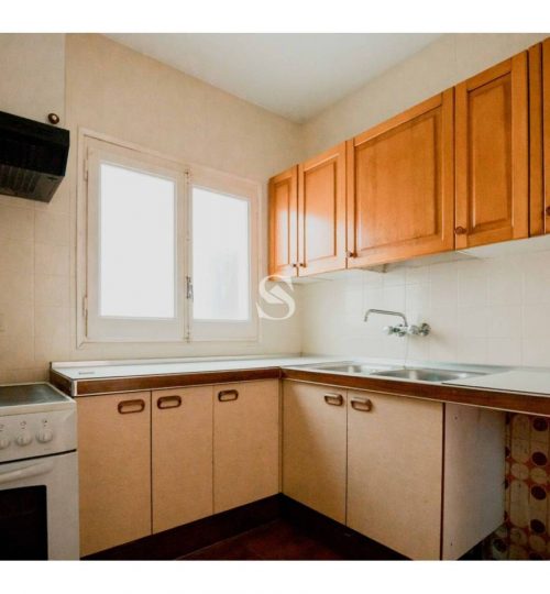 Apartment for sale for renovation in Encamp, Sterling
