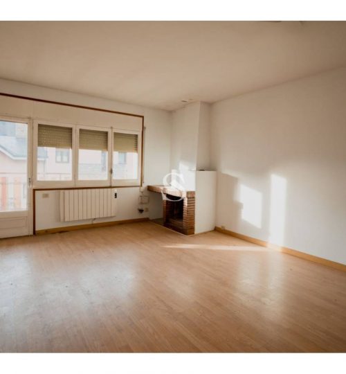 Apartment for sale for renovation in Encamp, Sterling