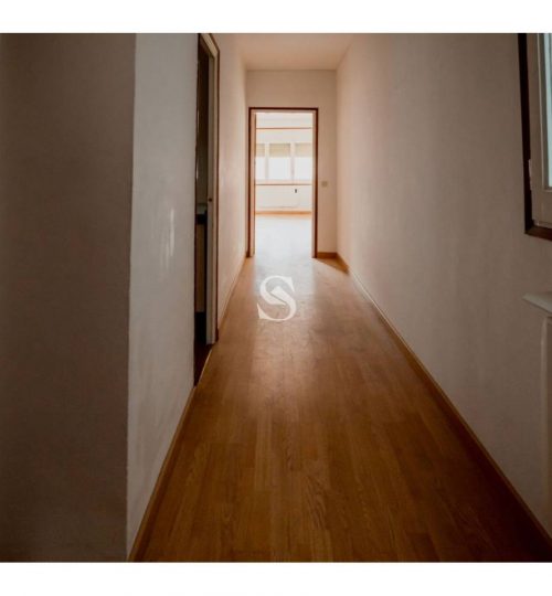 Apartment for sale for renovation in Encamp, Sterling