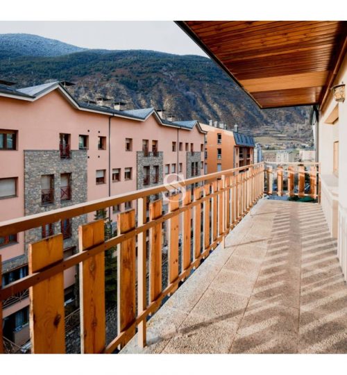 Apartment for sale for renovation in Encamp, Sterling