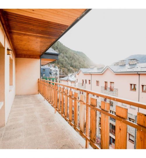 Apartment for sale for renovation in Encamp, Sterling