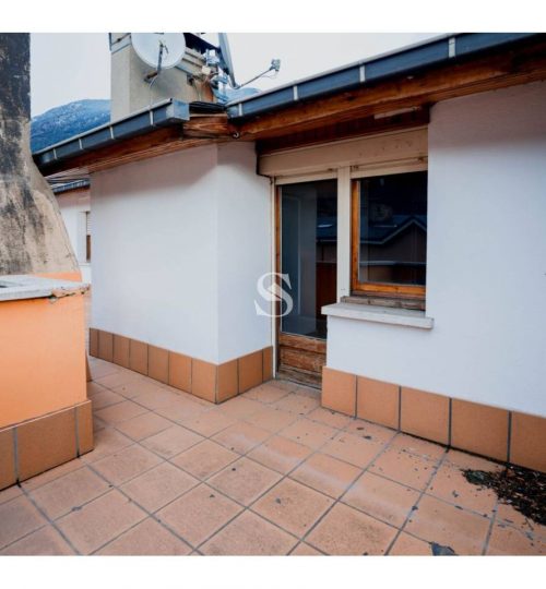 Penthouse for sale to renovate in Encamp, Sterling