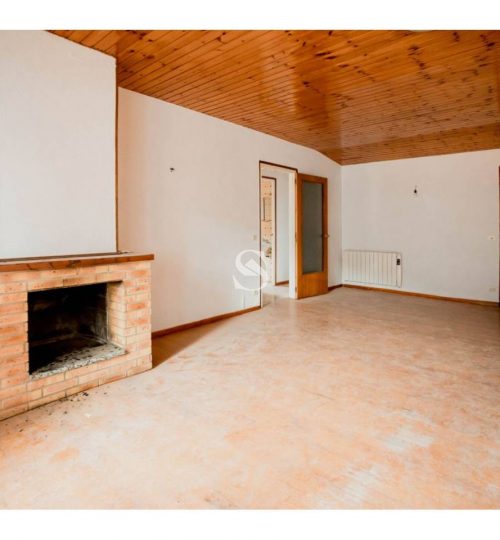 Penthouse for sale to renovate in Encamp, Sterling