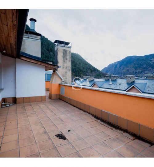 Penthouse for sale to renovate in Encamp, Sterling