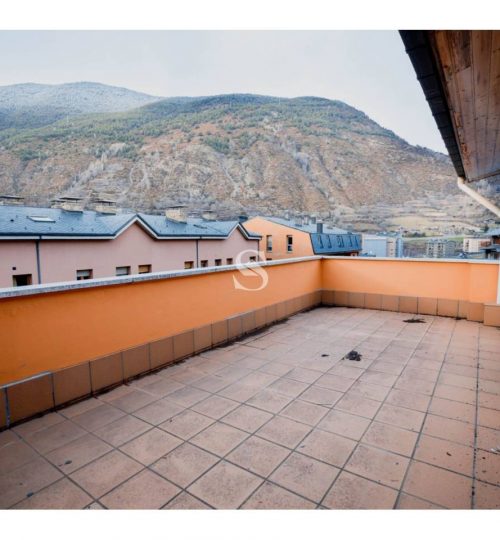 Penthouse for sale to renovate in Encamp, Sterling