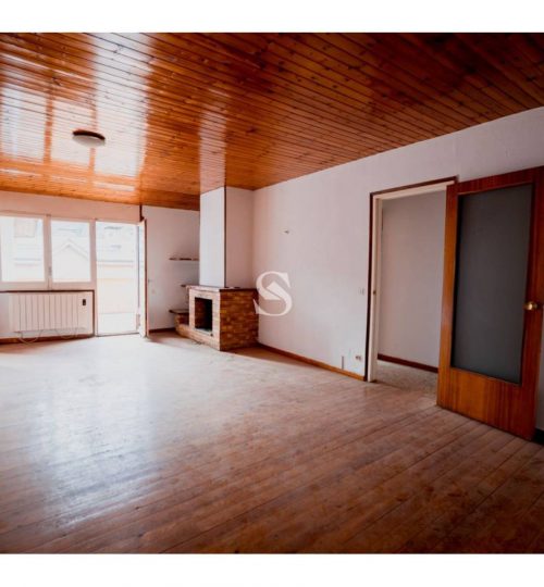 Penthouse for sale to renovate in Encamp, Sterling