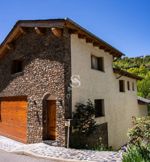 Chalet unifamiliar con jardín y terreno construible en venta – Anyós (La Massana), Sterling