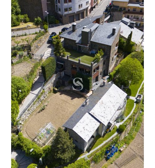 Luxury chalet + private apartment for sale in Encamp, Sterling