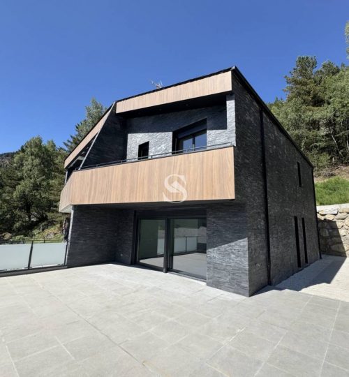Chalet pareado con terraza y vistas en Pal, Sterling