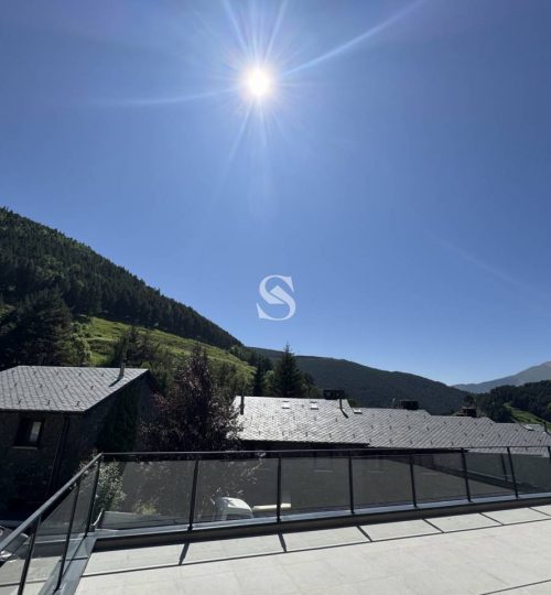 Chalet pareado con terraza y vistas en Pal, Sterling